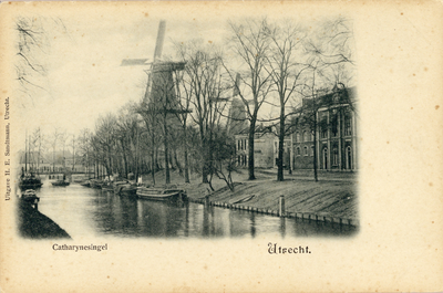 2107 Gezicht op de Stadsbuitengracht te Utrecht met rechts de Catharijnekade en op de achtergrond de molens op het ...